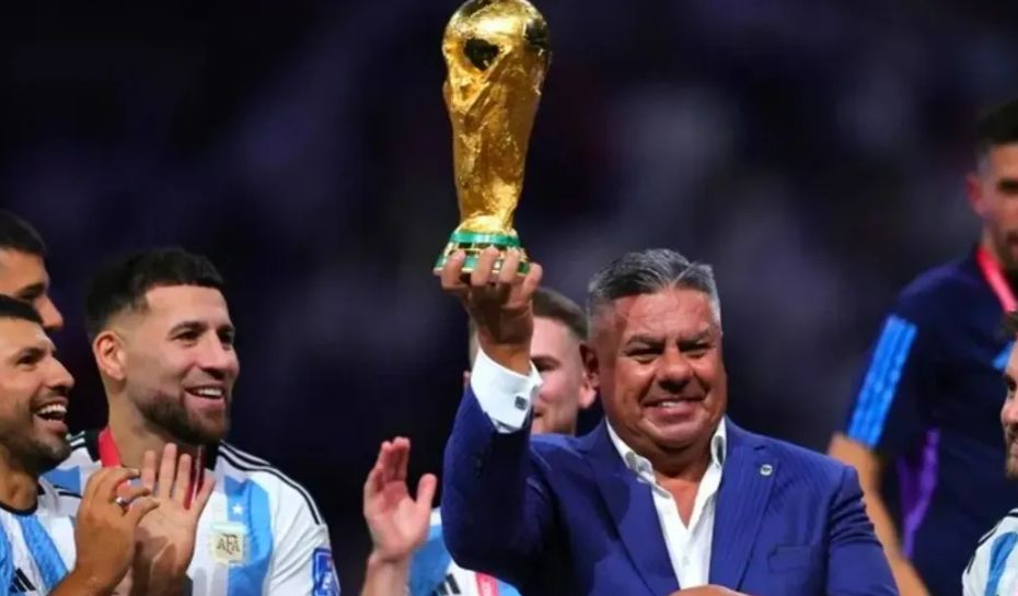 El Chiqui Tapia con la Copa del Mundo