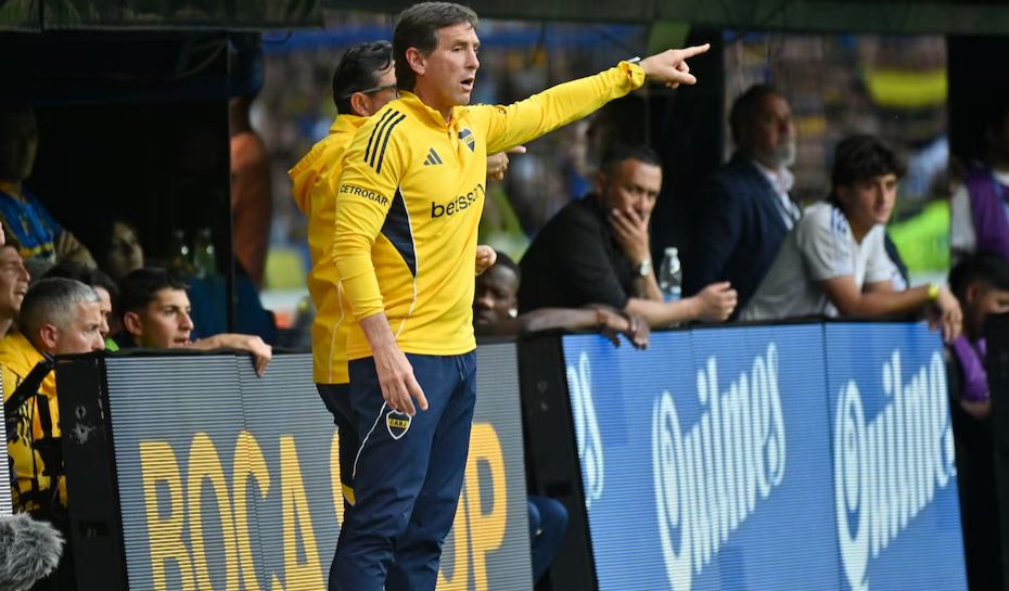 Úbeda dando indicaciones en partido de Boca