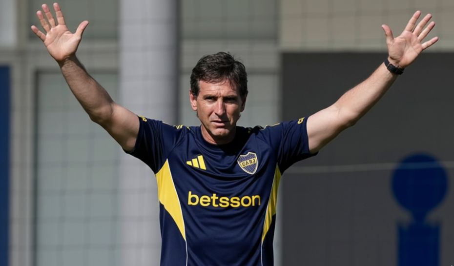 Úbeda en la práctica de Boca levantando los brazos