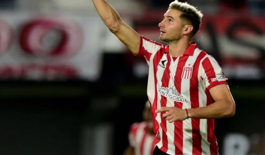 Alario jugando en Estudiantes