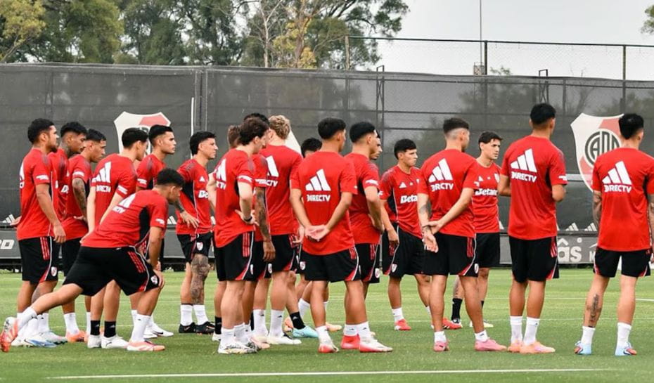Charla técnica en entrenamiento de River
