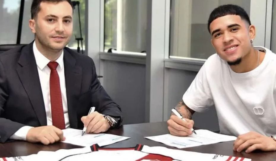 Kendry Páez firmó contrato con River