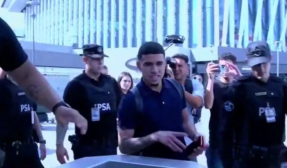Kendry Páez llegando a Argentina para firmar con River