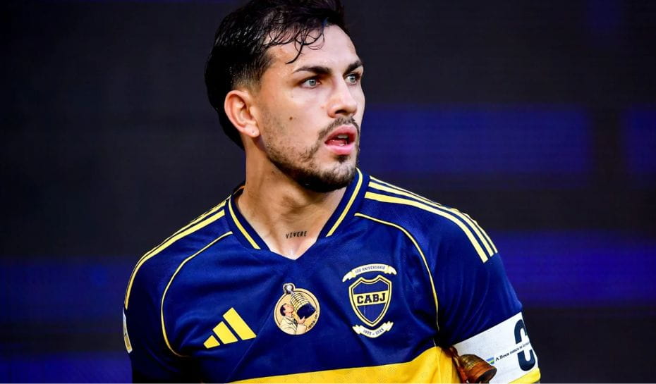 Leandro Paredes con la cinta de capitán de Boca