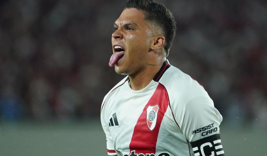 Quintero festejando un gol en el Monumental