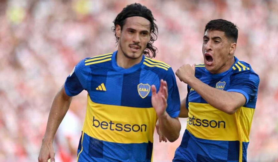 El festejo de gol de Cavani y Merentiel