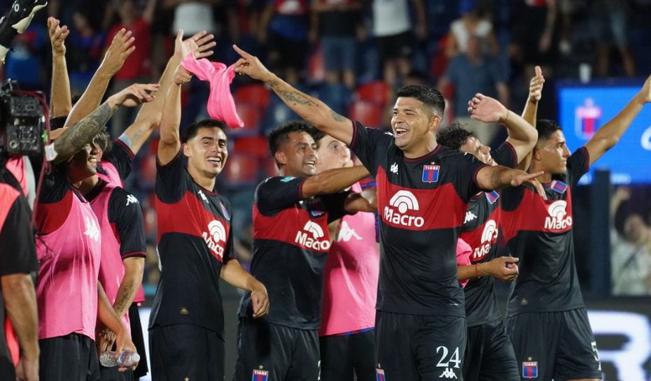 Festejo de Tigre tras triunfo frente a Racing (Foto: Marcelo Carroll)