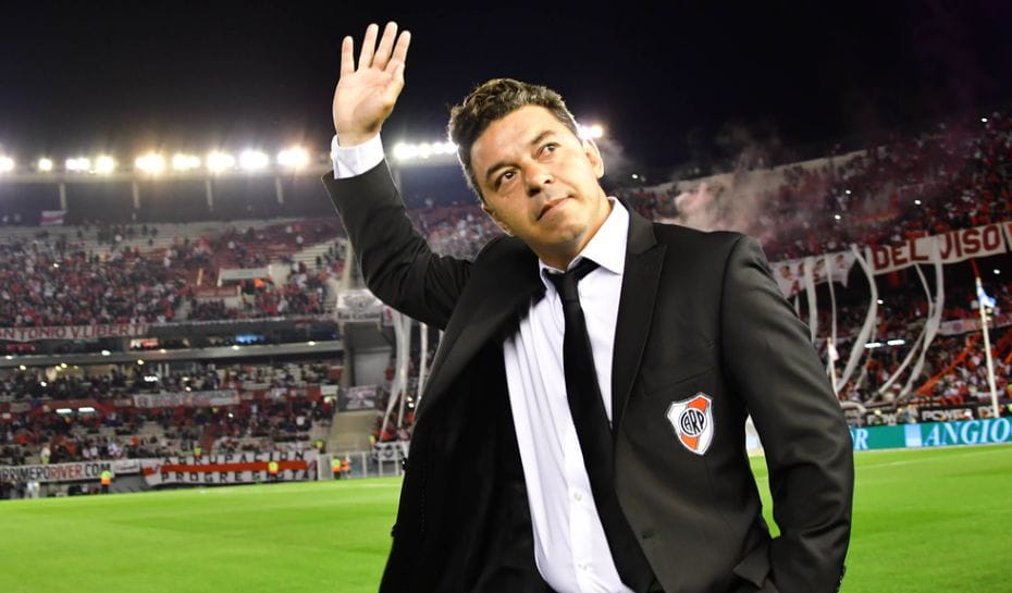 Gallardo saludando a los hinchas