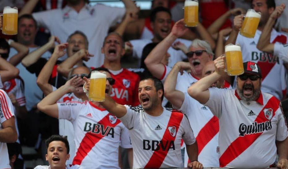 Hinchas de River tomando cerveza en el Monumental