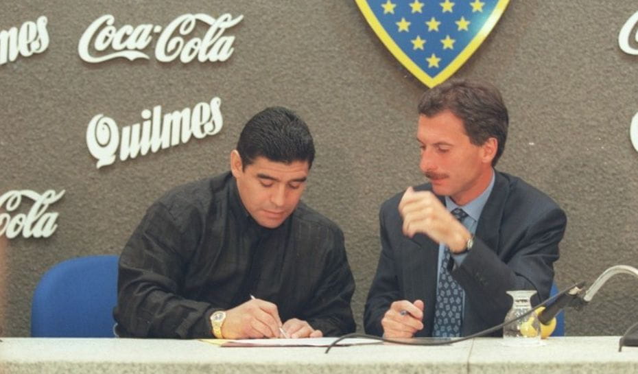 Macri y Maradona firmando contrato con Boca