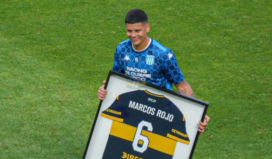 Marcos Rojo recibiendo un reconocimiento en la Bombonera