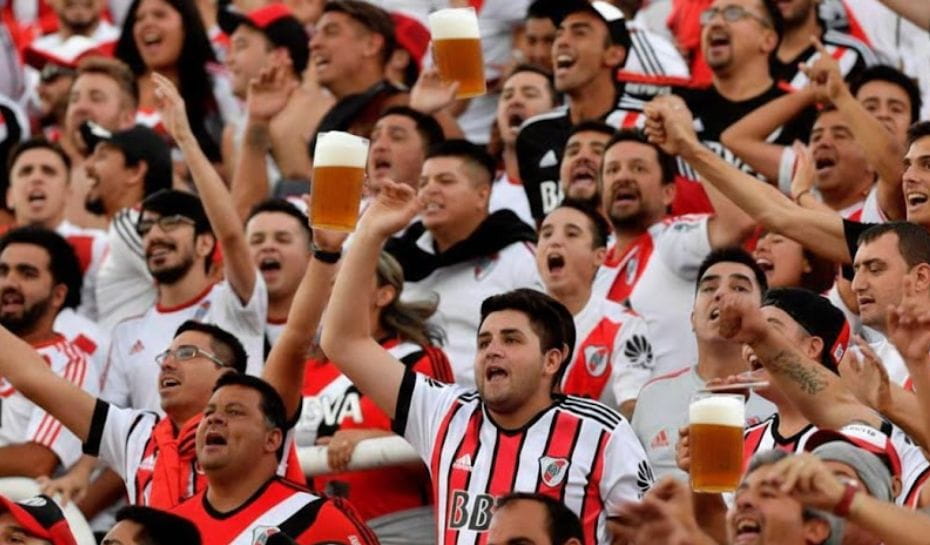 Venta de cerveza en el estadio Monumental