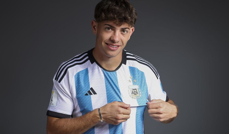 Agustín Giay con la camiseta de la Selección