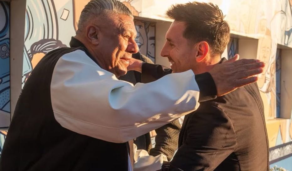 Abrazo entre el Chiqui Tapia y Messi