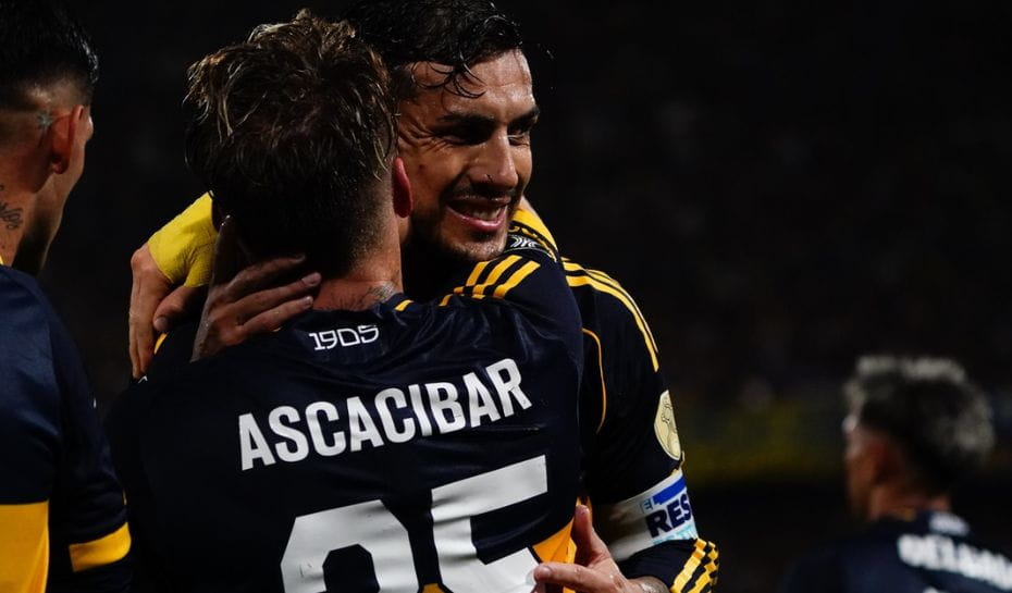 Abrazo entre Ascacibar y Paredes