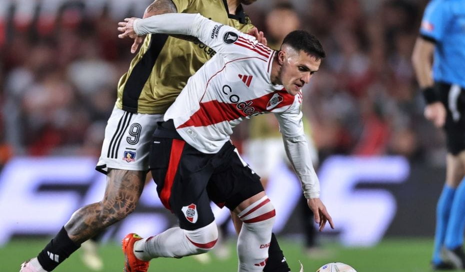 Bustos jugando partido con River