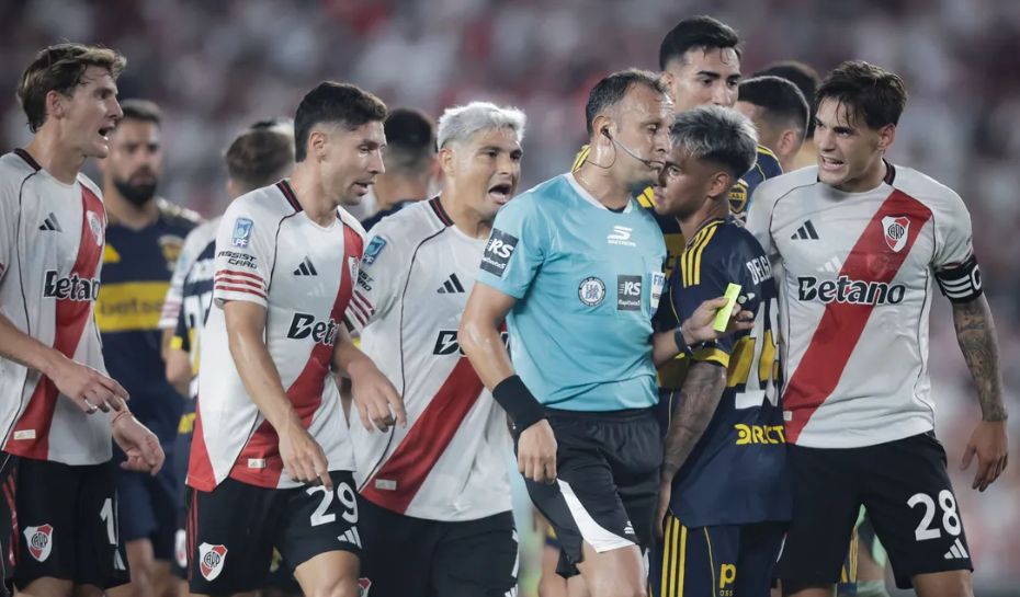 Darío Herrera dirigiendo el superclásico
