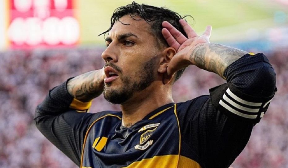 Festejo de gol de Paredes como Topo Gigio en el Monumental