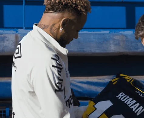 Neymar con la camiseta de Riquelme