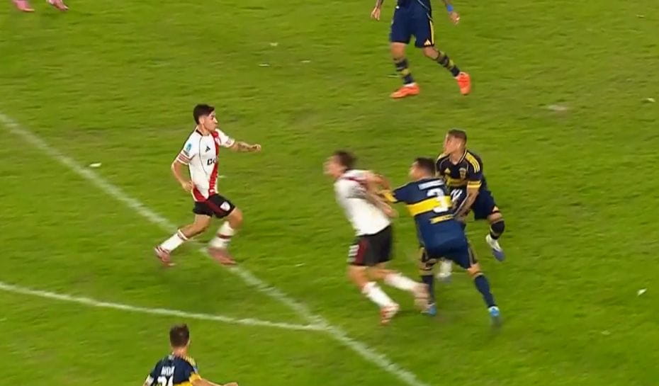 El penal que reclamó todo River en el Superclásico