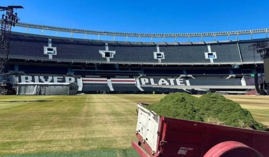 Preocupación del estado del césped del Monumental después de recital