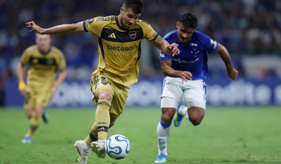 Marcelo Weigandt llevando la pelota con Boca