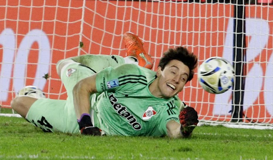 Beltrán atajando penal para River (Foto: diariouno.com.ar)