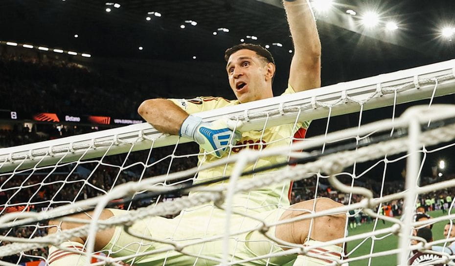 El festejo del Dibu Martínez por llegar a la final de la Europa League