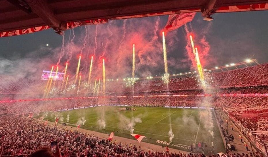 Pirotecnia en el Estadio Monumental (Foto: Infobae)
