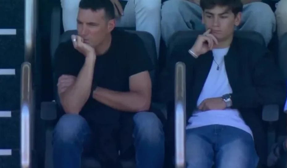 Scaloni mirando un partido en España previo al Mundial 2026