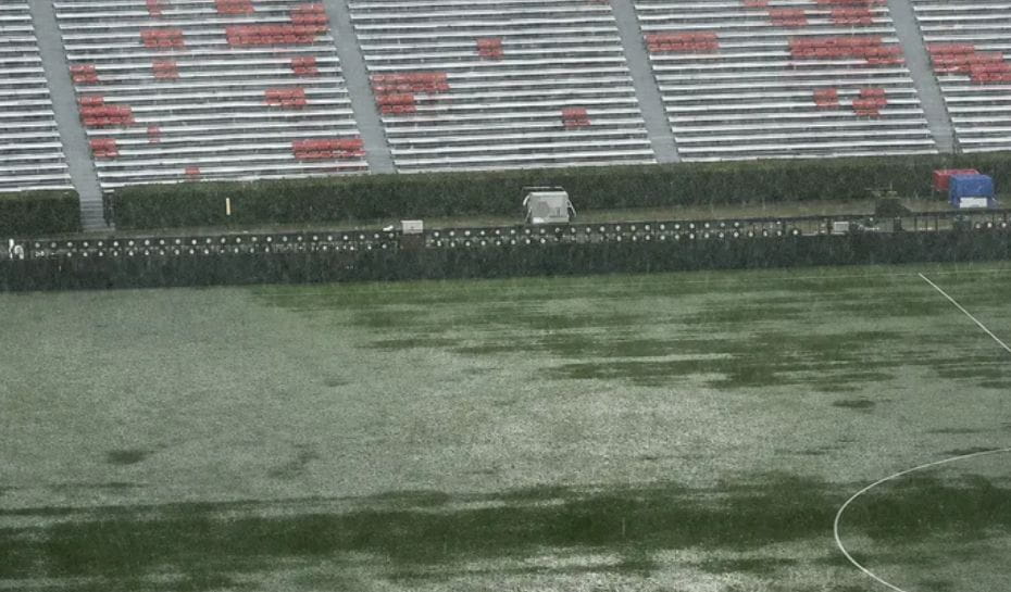 Diluvio en Jordan–Hare Stadium (Foto: TyC Sports)