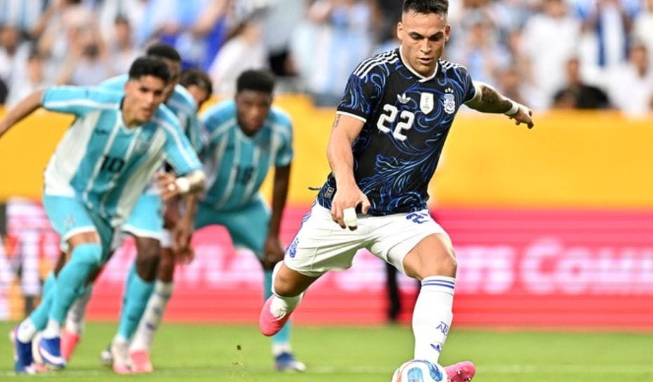 Lautaro Martinez convirtió de penal para Argentina (Foto: Reuters)
