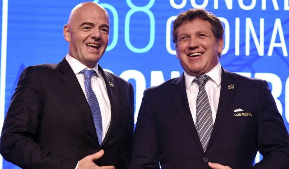 Alejandro Domínguez con Infantino (Foto: EITAN ABRAMOVICH)