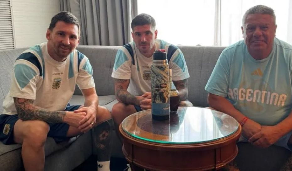 El Chiqui Tapia junto a Messi y De Paul tomando mates