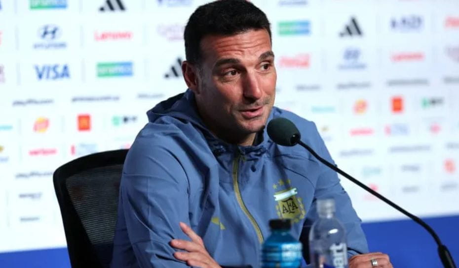 Scaloni en conferencia de prensa durante el Mundial 2026 (Foto: Julian Finney - FIFA/FIFA via Getty Images)