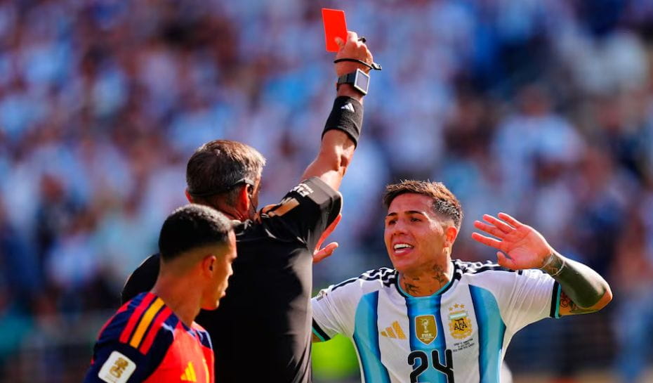 Se retiró el árbitro que dirigió la final entre Argentina y España (Foto: Evrim Aydin / Anadolu via AFP)