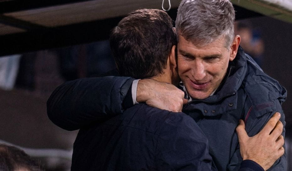 Abrazo entre Arruabarrena y Martín Palermo (Foto: TyC Sports)