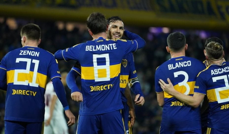 Abrazo entre Belmonte y Paredes (Foto: Juano Tesone - CLARIN)