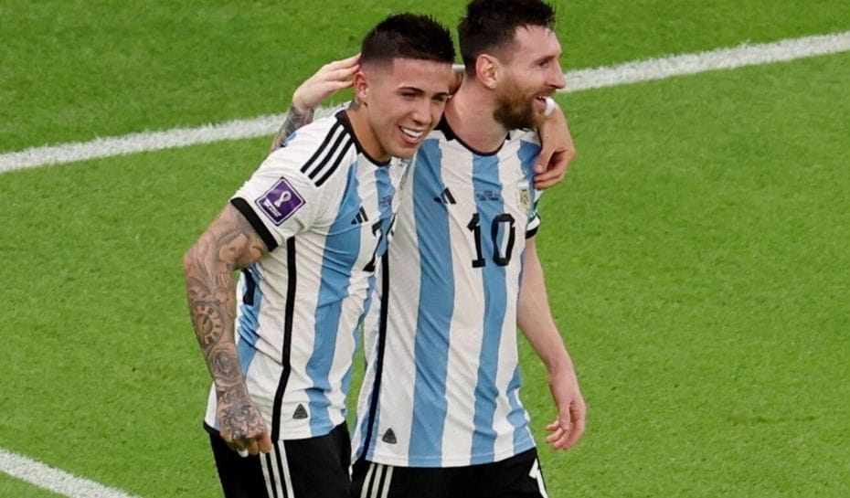 Abrazo entre Enzo Fernández y Messi en la Selección (Foto: Reuters)