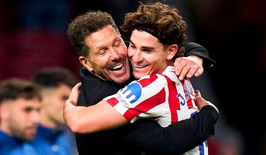 El abrazo de Simeone y Julián Álvarez (Foto: Getty Images)
