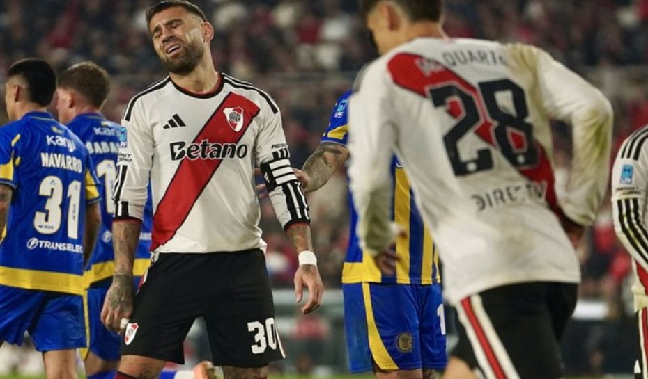 La frustración de Otamendi por su gol en contra con River (Foto: Maxi Failla - Clarín)