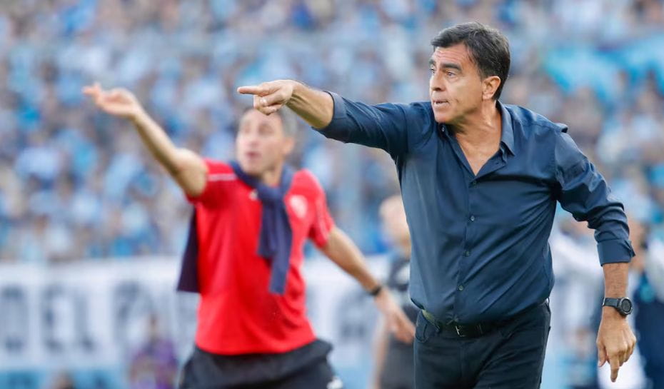 Gustavo Quinteros dando indicaciones en Independiente (Foto: Marcos Brindicci)