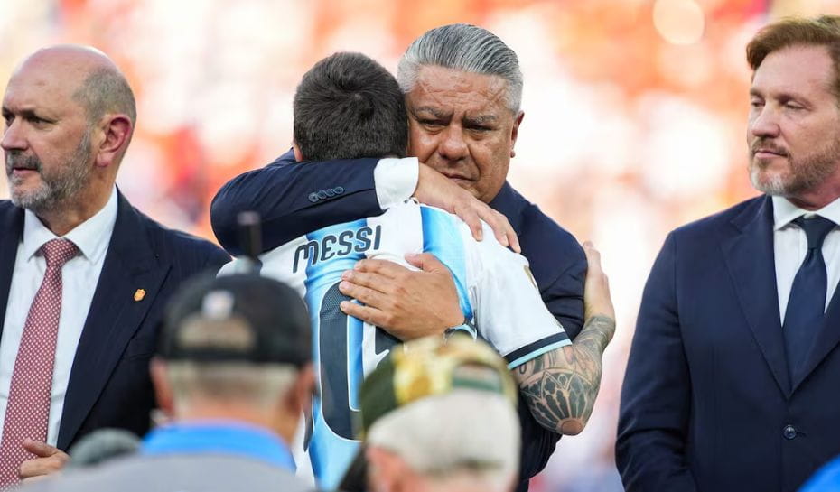 Tapia abrazando a Messi en la final del Mundial 2026 (Foto: ANDREW HARNIK - GETTY IMAGES NORTH AMERICA)