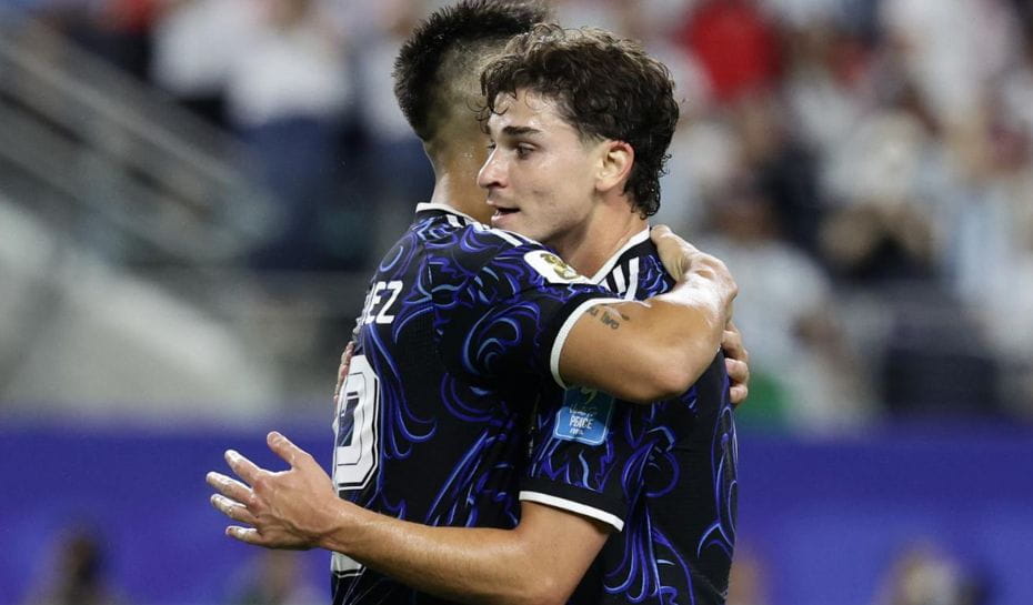 El abrazo entre Lautaro Martínez y Julián Álvarez (Foto: AFP)