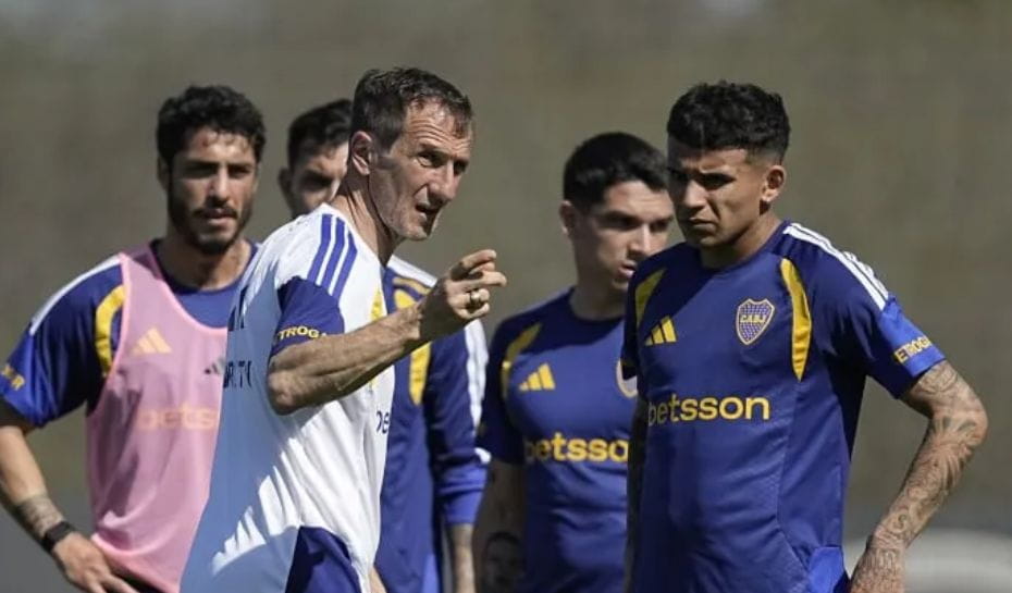 Arruabarrena hablando con Flores en el entrenamiento (Foto: Prensa Boca)