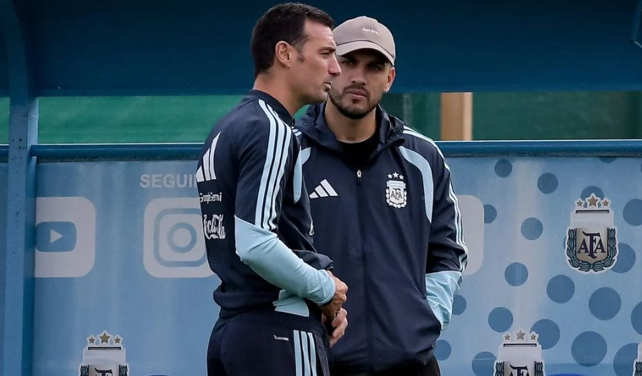 La charla entre Paredes y Scaloni (Foto: Getty)