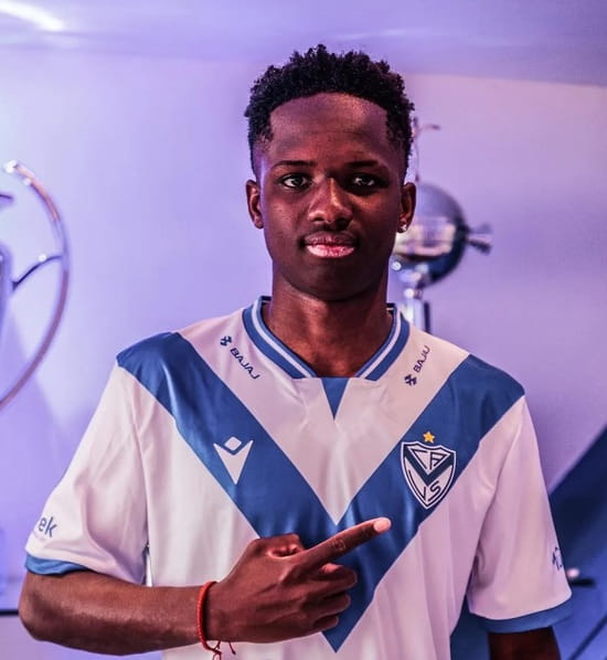 Kiki Ramos dio un paso clave en Vélez y firmó su primer contrato profesional (Foto: @Kikiramoss_)
