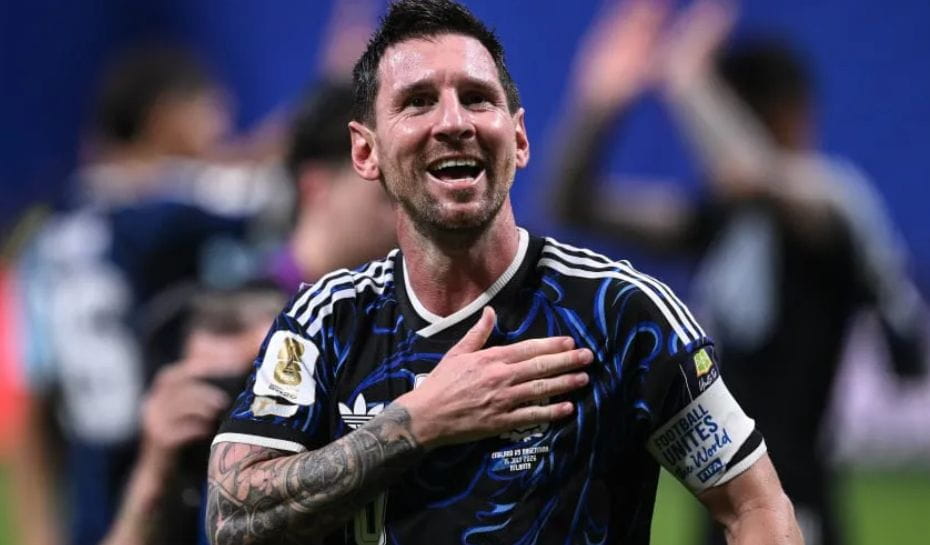 Messí festejando un triunfo con la camiseta alternativa de la selección (Foto: Image Photo Agency/Getty Images)
