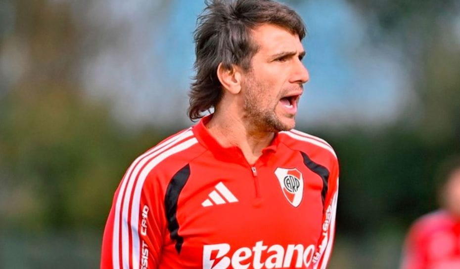 Ponzio dando indicaciones en entrenamiento de River