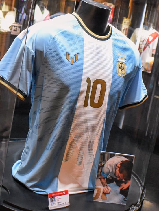 La camiseta firmada por Messi (Foto: @RiverPlate en X)